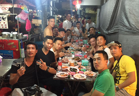 Phong Phích cùng đội Ocean JSC trong buổi tổ chức sinh nhật tại Thái Lan