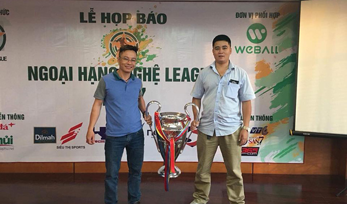 Chủ tịch Bá Hồng (phải) của FC Tân Kỳ gửi lời xin lỗi đến NHM, BTC và Luxury Hạ Long về sự cố bỏ cuộc không thi đấu vòng 2 giải hạng Nhì 