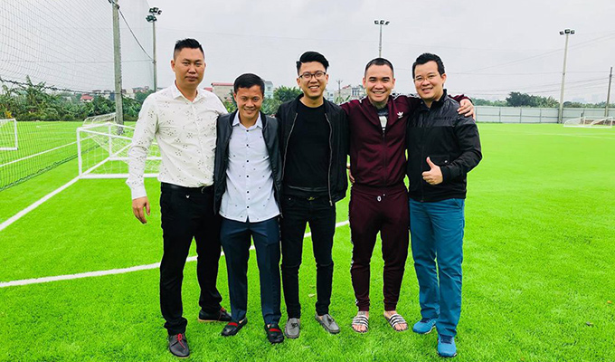 Tiền vệ Thành Lương đến chúc mừng khai trương sân bóng của Tin Lớn và Anh Em 