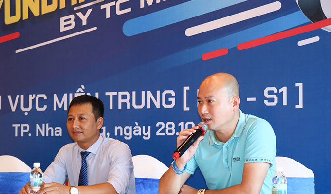 Ông Trần Huy Đức - Trưởng phòng tổ chức thi đấu VFF & phó TGĐ Vietfootball trả lời pv truyền thông.