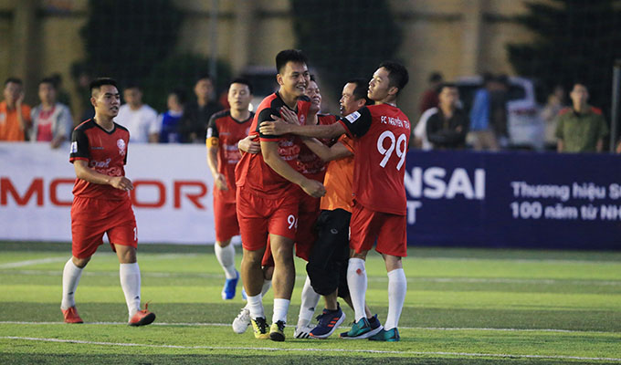 Niềm vui của BHL và các cầu thủ Nguyễn Trãi với 3 điểm đầu tay