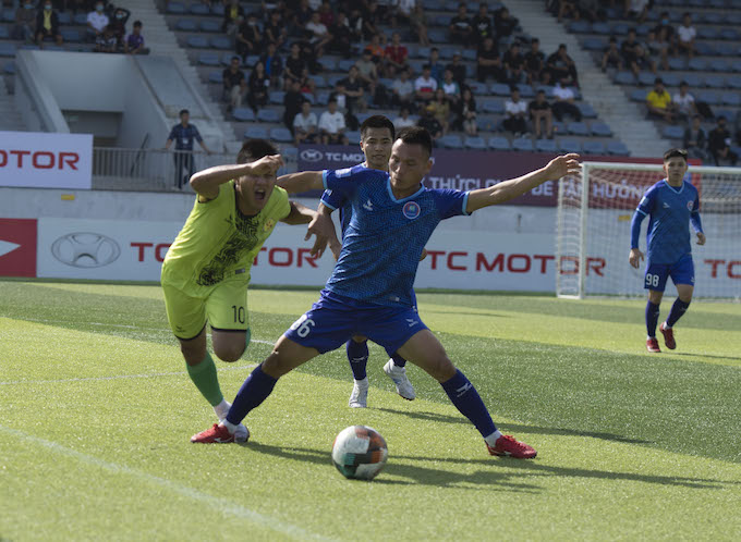 Thế trận thay đổi khi thủ môn Văn Việt nhận thẻ đỏ rời sân. 
