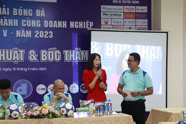 Cựu cầu thủ đội tuyển bóng đá nữ Việt Nam, quả bóng Vàng bóng đá nữ năm 2018, Đỗ Thị Ngọc Châm phát biểu tại buổi họp